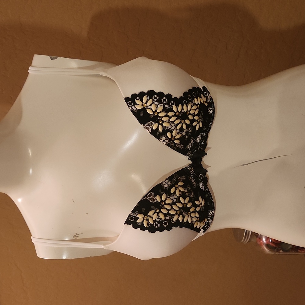Victorias Secret White Bra with Lace and Bead Accent (0675)